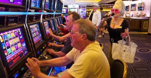 pop slots app Android iOS download install လုပ်နေသော မြန်မာ ကစားသမားပုံ